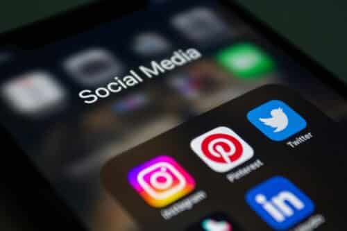 Social Media User werden täglich mit einer Flut von Informationen überschüttet. Daher muss das Ziel des eigenen Contents sein, aus der Masse herauszustechen.