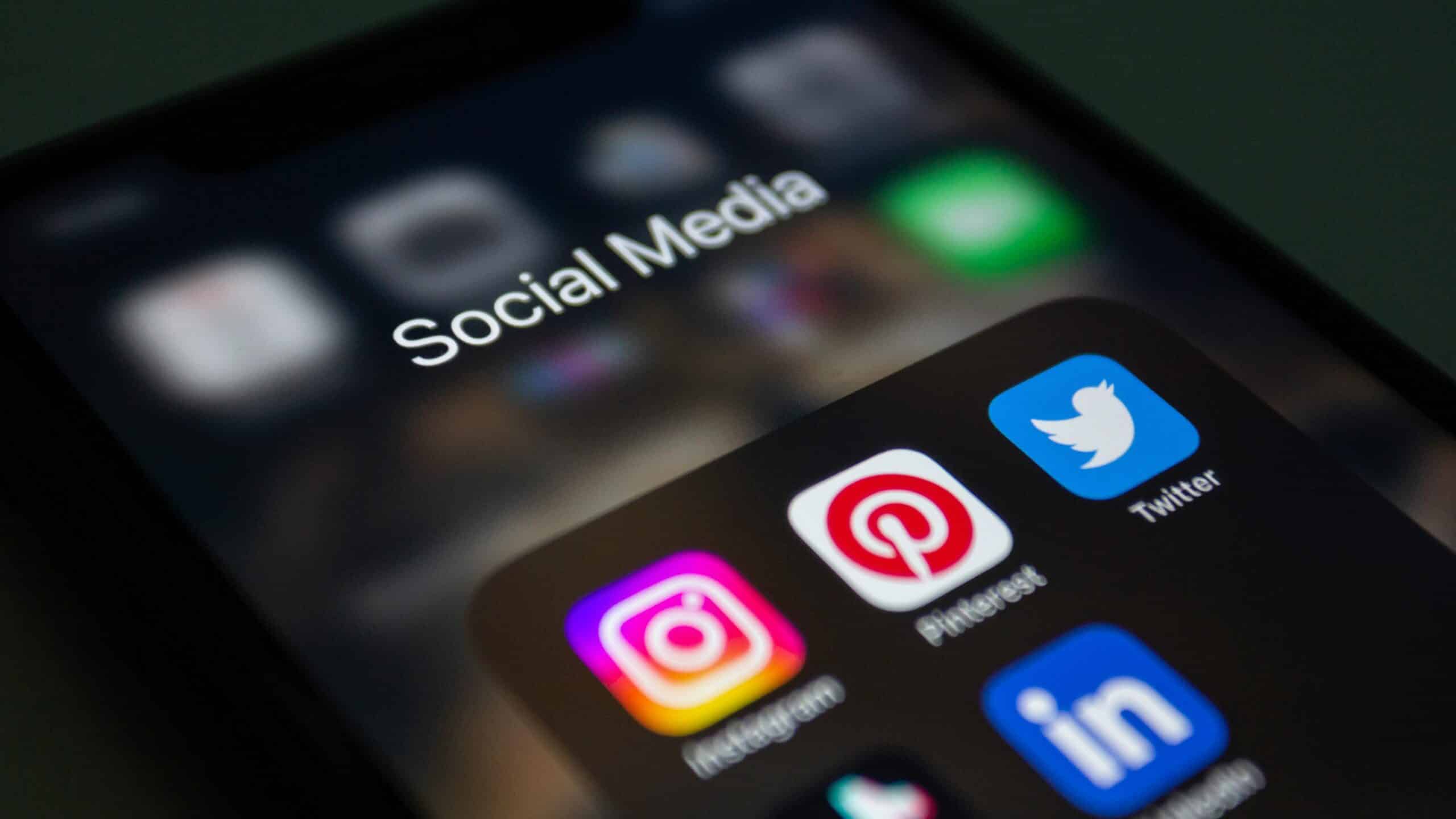 Social Media User werden täglich mit einer Flut von Informationen überschüttet. Daher muss das Ziel des eigenen Contents sein, aus der Masse herauszustechen.